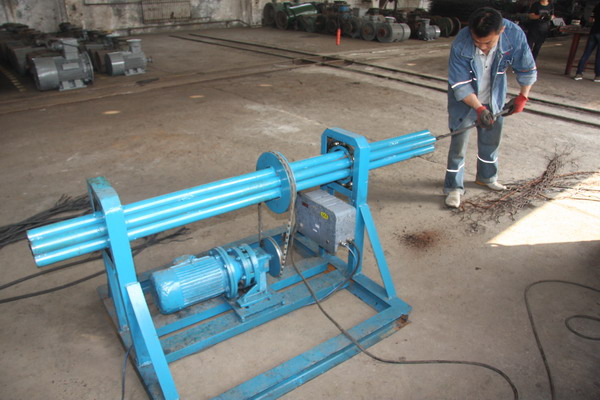 自主研制的鋼絲繩解體機(jī).jpg